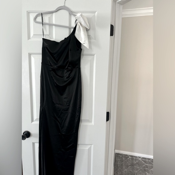 Windsor Dresses & Skirts - WINDSOR DRESS BLACK WITH WHITE BOW ON SHOULDER! SUPER CUTE! GREAT FOR FORMALS!